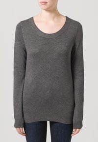 Grijze lange mouwen sweater met een ronde halslijn, gemaakt van zachte stof. Heeft ribgebreide manchetten en zoom, een gladde textuur en een relaxte pasvorm.