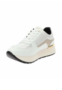 Sneaker bianca con accenti metallici, lati testurizzati, punta rotonda, suola spessa color crema con fondo nero e dettagli in hardware dorato sul tallone.