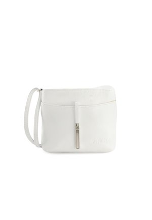Weiße Leder-Umhängetasche mit strukturiertem Finish, Reißverschluss, Vordertasche und Details aus silberfarbenem Metall. Verstellbarer Schulterriemen inklusive.