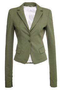 Blazer verde oliva hecho de tela suave, con cierre de dos botones, dos bolsillos frontales, solapas con muesca y corte entallado.