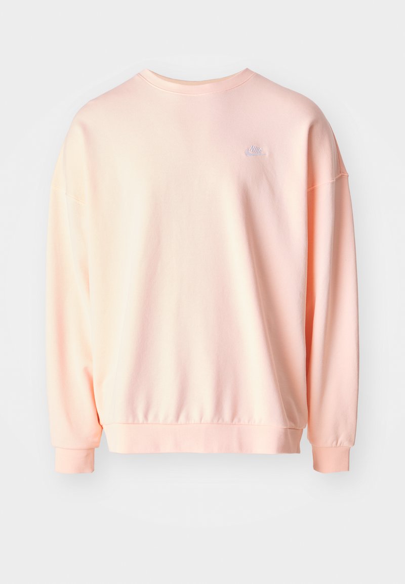 Sweatshirt rose clair avec un col rond, coupe décontractée et poignets côtelés. Présente un petit logo brodé dans le haut du dos. Texture douce.