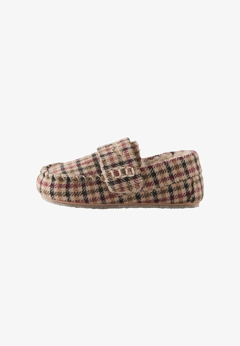 Chausson mocassin à enfiler avec un motif à carreaux marron, noir et rouge et une bride cousue sur le dessus, présenté en profil latéral sur fond blanc.