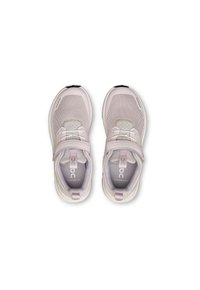 Baskets de sport violet clair avec upper en maille, bandoulière rembourrée et semelle blanche. Comprend des détails de logo et des trous de ventilation pour la respirabilité.