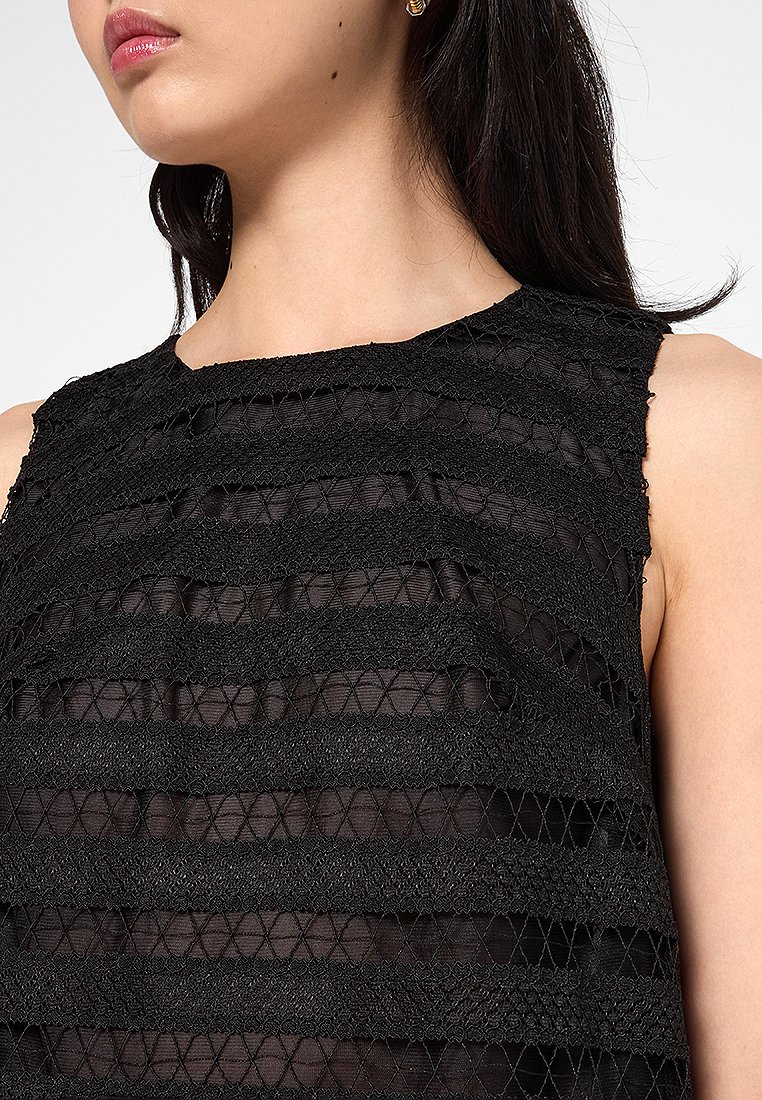 Top nero senza maniche caratterizzato da un design a strati con strisce orizzontali testurizzate e un motivo geometrico. Tessuto morbido e trasparente.