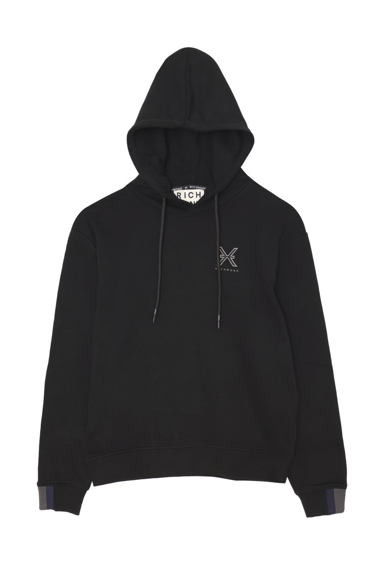 Felpa nera con cappuccio, materiale in cotone, polsini a costine, tasca frontale, con un piccolo logo sul petto e dettagli a contrasto sui polsini.