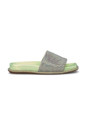 Sandalia tipo slide con una ancha correa decorada con rhinestones iridiscentes, suela sintética verde claro y fondo plano marrón.