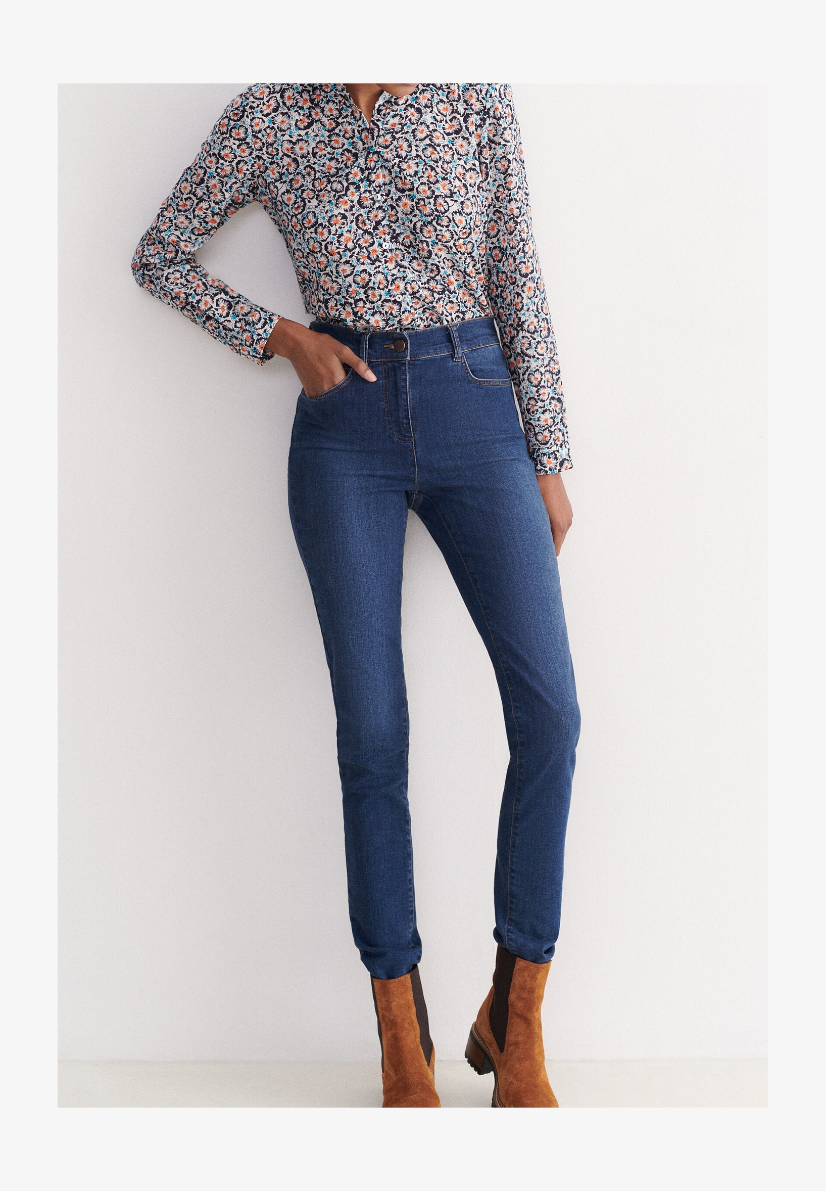 Jeans Caroll, Pantaloni Alla Moda Per Donna. Vestibilità Comoda E Stile Raffinato Per Un Look Casual Ma Curato.