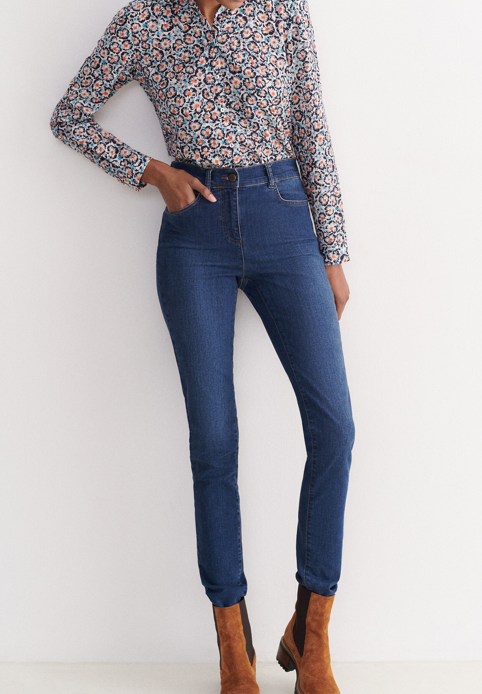 Jeans Caroll, Pantaloni Alla Moda Per Donna. Vestibilità Comoda E Stile Raffinato Per Un Look Casual Ma Curato.