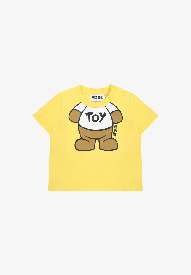 T-shirt di cotone giallo con grafica di un orso con la scritta "Toy" su una maglietta bianca e il testo "Moschino", maniche corte e chiusura a pressione sulla spalla.