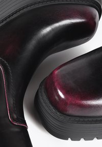 LOLA CASADEMUNT Kotníkové boty na platformě - burgundy