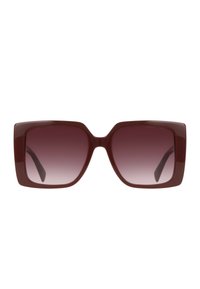Vierkante zonnebril met een glanzend donkerrode frame en gradient glazen die variëren van donker naar licht paars, met dikke armen en scherpe randen.