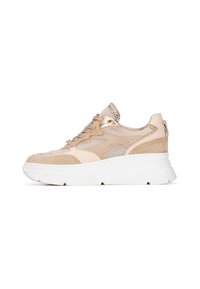 Baskets beiges avec tige en mesh et en daim, bout rond, lacets et semelle chunky blanche. Comprend des détails en mesh et des accents en métal doré.