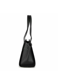 Borsa a mano in pelle nera con design rastremato, doppio manico, superficie testurizzata e apertura superiore. Presenta un dettaglio decorativo circolare.