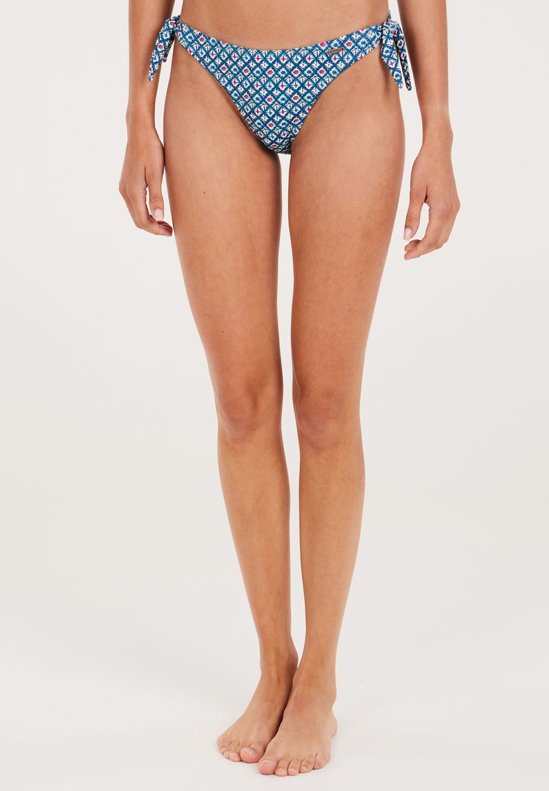 Mėlynos bikini kelnaitės su geometriniu raštu baltos ir raudonos spalvos, su užrišamais šonais, pagamintos iš tamprios medžiagos patogumui.