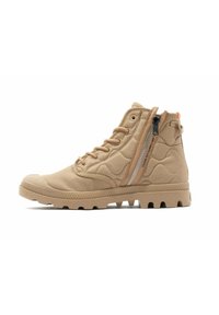 Des chaussures montantes marron avec un tissu texturé, des coutures en zigzag, une fermeture éclair sur le côté en noir, et une semelle robuste pour une meilleure adhérence.