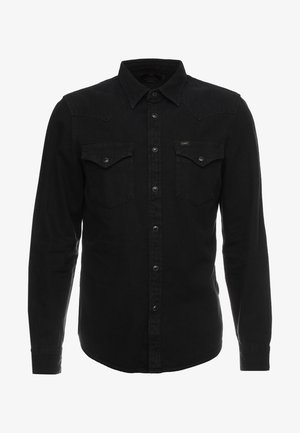 Czarna koszula z długim rękawem zapinana na guziki, z dwoma kieszeniami na piersi z patkami i spiczastym kołnierzem, z zatrzaskami z przodu i na kieszeniach.