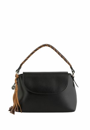 Sac à main en cuir noir avec rabat courbé, poignée tressée marron et noire, et détail pompon marron avec breloque métallique ronde.
