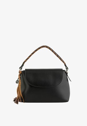 Schwarze Lederhandtasche mit gebogenem Klappdeckel, geflochtenem braun-schwarzem Griff und brauner Quastenverzierung mit rundem Metallanhänger.