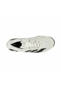 Scarpe atletiche bianche con strisce nere, tomaia in rete, chiusura con lacci e suola testurizzata. Presenta il marchio Y-3 sulla soletta.