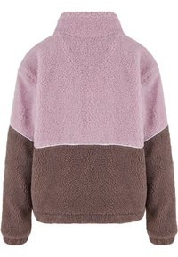 Sudadera de forro polar con cuello alto. Presenta una parte superior rosa y una parte inferior marrón, ambas con un acabado suave y texturizado.