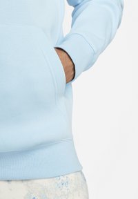 Nike Sportswear SPORTSWEAR CLUB FLEECE - Camisola - blue chill/blue chill/(lt crimson)