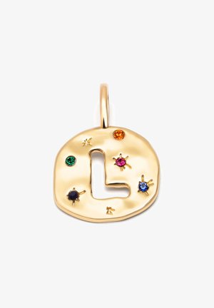 Guld medaljon formet som bogstavet "L" medfarvede ædelsten: grøn, pink, orange, blå og sort i et tekstureret design.