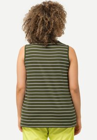 Ärmelloses olivgrünes Tanktop mit grauen horizontalen Streifen, mit einem runden Halsausschnitt und einer lockeren Passform, kombiniert mit hellgrünen Hosen.