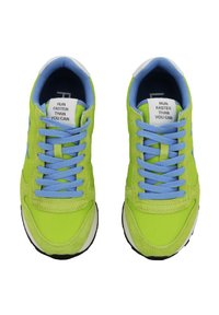 Scarpe da ginnastica verdi e blu con una parte superiore in tessuto liscio, punta arrotondata e lacci a contrasto. Il testo distintivo sulla linguetta recita: "CORRI PIÙ VELOCE DI QUANTO PUOI."