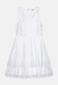 Robe blanche sans manches avec un haut texturé et une jupe en tulle superposée. Elle présente une fermeture éclair au dos et des motifs floraux sur le buste.