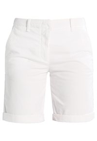 Pantaloni corti bianchi fino al ginocchio con passanti per cintura, tasche anteriori e orli ripiegati, esposti su uno sfondo bianco.