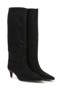 Botas de ante negro hasta la rodilla con punta afilada, tacón delgado, textura suave y diseño ajustado. Sin herrajes ni adornos visibles.