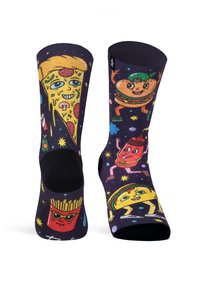 Kleurrijke katoenen sokken met voedselpersonages, waaronder pizza, hamburger en frietjes, tegen een donkere achtergrond met leuke patronen.