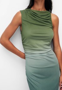 Grünes Ombre-Kleid mit Cowl-Neck, ärmellosem Design, gerafftem Detail an der Taille, glattem, dehnbarem Stoff.
