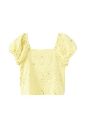 Haut court jaune en tissu à finition texturée, avec des manches bouffantes, un col carré et de délicates décorations florales.