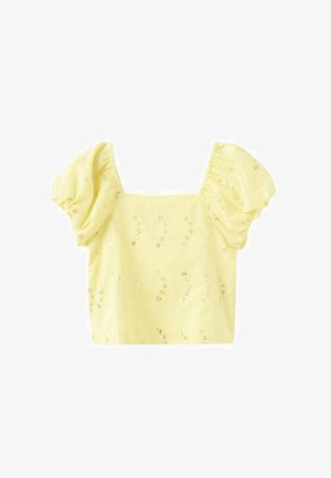 Haut court jaune en tissu à finition texturée, avec des manches bouffantes, un col carré et de délicates décorations florales.