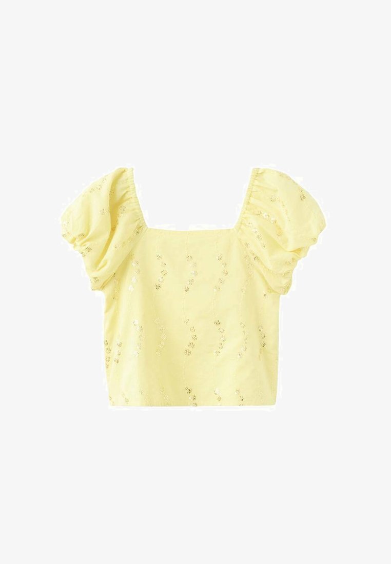 Žlutý krátký top z látky s texturovaným povrchem, s nabíranými rukávy, čtvercovým výstřihem a jemnými květinovými ozdobami.