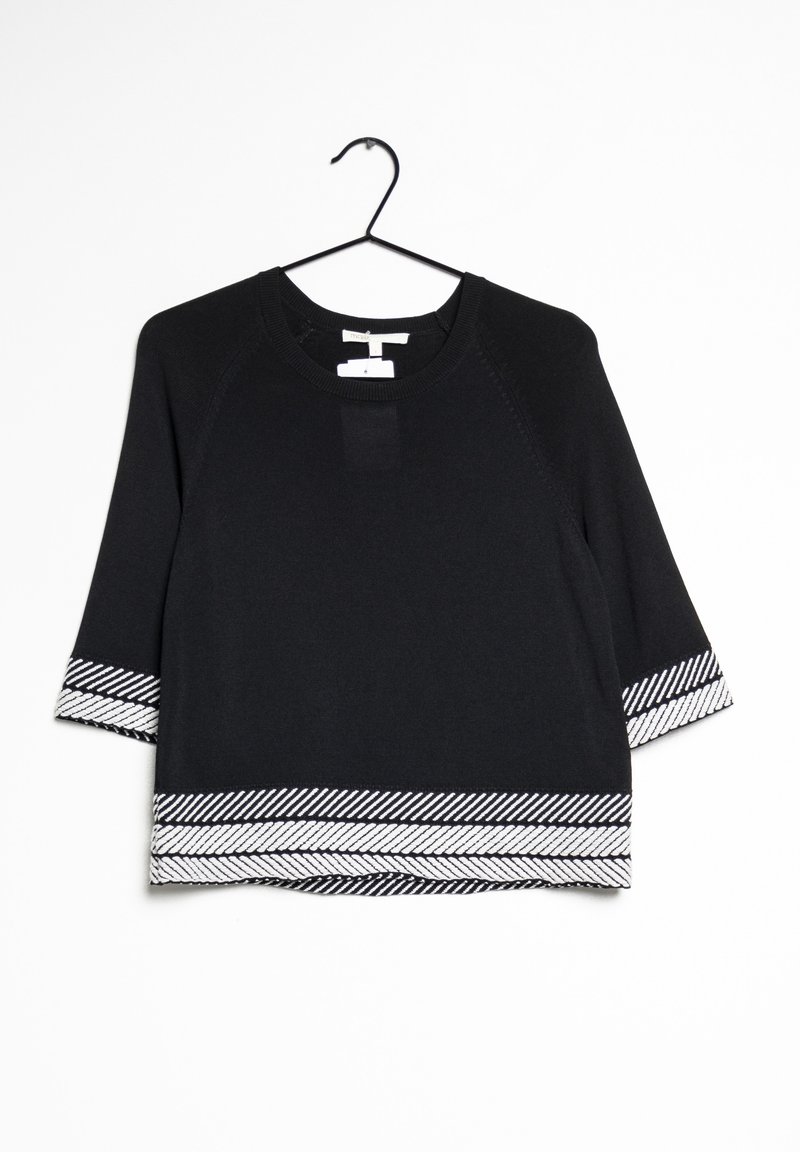 Pull noir à manches trois-quarts avec bordure à rayures diagonales blanches aux poignets et à l'ourlet, suspendu sur un cintre en fil de fer noir sur fond blanc.