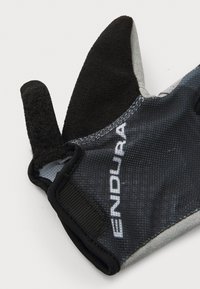 Čierne a šedé cyklistické rukavice s textúrovanou látkou, suchým zipsom a dizajnom s čiastočnými prstami. Logo "ENDURA" je viditeľné na boku.