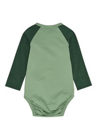 Långärmad babybodysuit i två nyanser av grönt, ribbad struktur, med ljusgrön kropp och mörkgrön raglanärm, med gathered bottom.