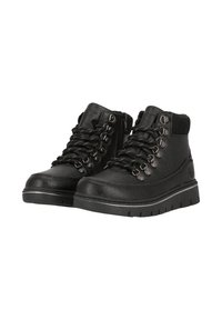 Botas negras hasta el tobillo con parte superior de cuero texturizado, punta redonda, ojales de metal, cierre de cordones y suela gruesa de goma con ranuras.