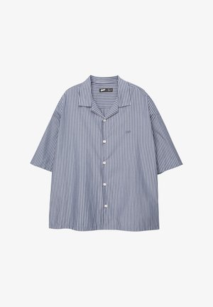 Gestreepte button-up shirt in blauw en wit met een ontspannen pasvorm, korte mouwen en een omgeslagen kraag. Bevat een klein logo op de borst.