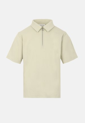Beige Poloshirt mit kurzen Ärmeln, spitzem Kragen und einem Reißverschluss vorne.