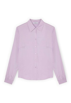 Cămașă lavandă cu mâneci lungi, nasturi și guler ascuțit, cu manșete închise cu nasturi, așezată pe o suprafață albă.
