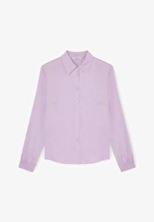 Camicia lavanda a maniche lunghe con bottoni, colletto appuntito e polsini con bottoni, mostrata distesa su uno sfondo bianco.