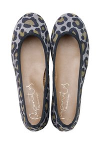 Bailarinas grises con un diseño de estampado de leopardo en tonos negros y olivos, con una parte superior de tela suave y ribete negro en la abertura.