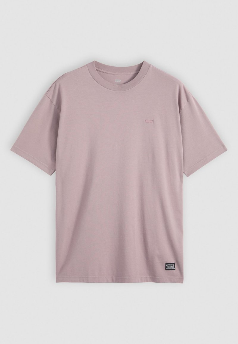 Hellrose Baumwoll-T-Shirt mit kurzen Ärmeln, Rundhalsausschnitt und kleinem Logo-Patch auf der Brust. Weicher Stoff, lässiges Design.