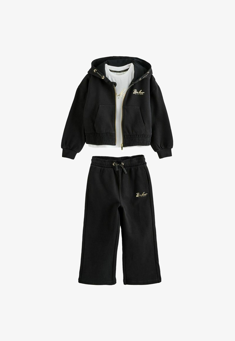Sort hættetrøje med guldaccenter og forbaksposer, parret med matchende sorte sweatpants med elastisk talje og logo-detalje.