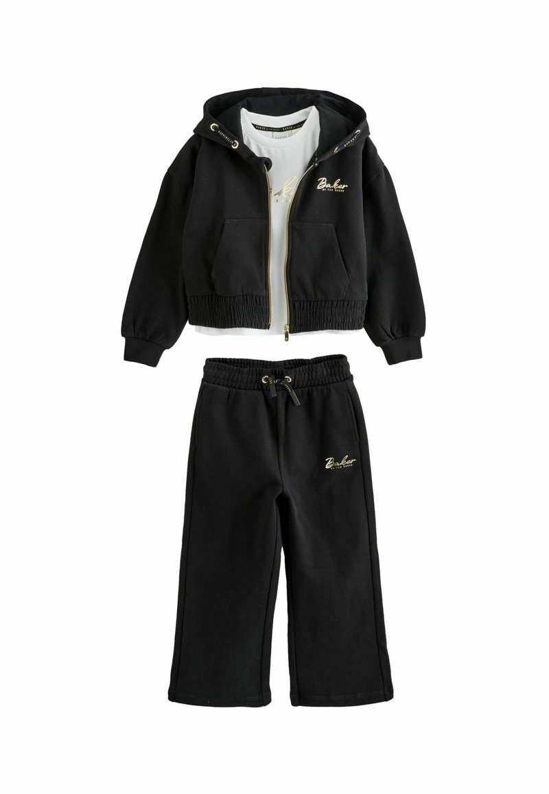 Sudadera negra con detalles en dorado y bolsillos frontales, combinada con pantalones de chándal negros a juego que tienen una cintura elástica y un detalle del logo.