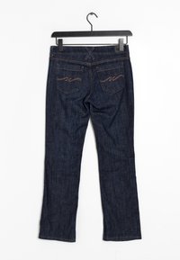 Jeans de denim azul oscuro con corte recto, que presentan dos bolsillos traseros con patrones de olas bordados y una cinturilla reforzada con un diseño en X.