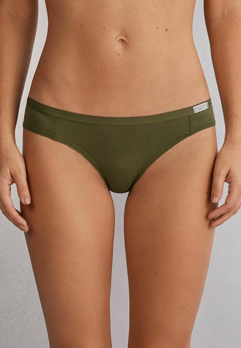Donkergroene katoenen bikini-onderbroek met een eenvoudig ontwerp en een soepele tailleband. Bevat een klein logo-label aan de linkerkant.